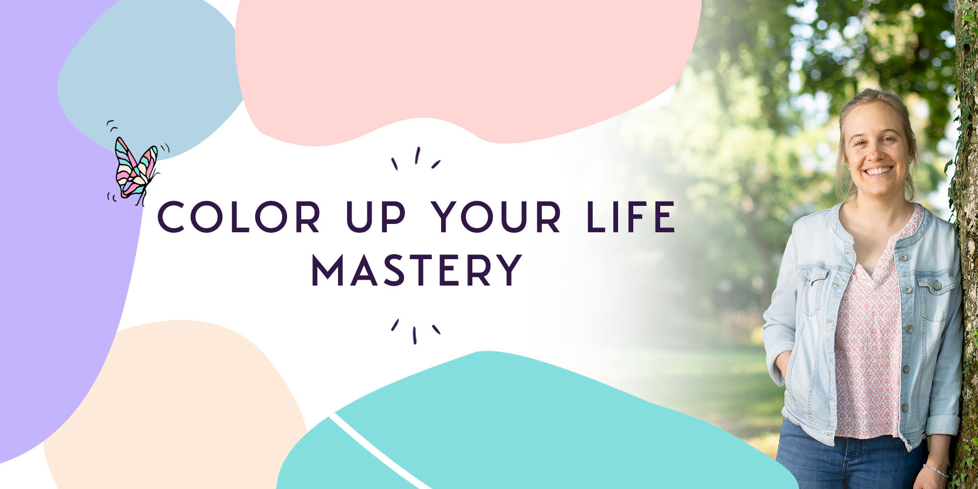 Color Up Your Life Mastery Titelbild mit Melanie Bütikofer, angelehnt an einem Baum. Es ist sonnige und das Bild wird von farbigen Formen umrandet, auf denen ein Schmetterling fliegt.