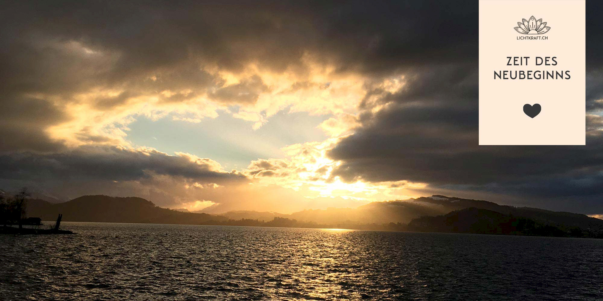 Sonne die hinter den Wolken hervor strahlt und über dem See reflektiert