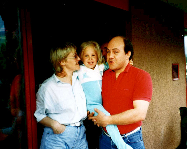 Melanie als Kind mit ihren Eltern